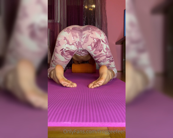 Froggee aka Froggeevip Onlyfans - Yoga streching