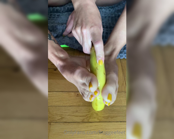 Froggee aka Froggeevip Onlyfans - Playing with banana and my yelow toes