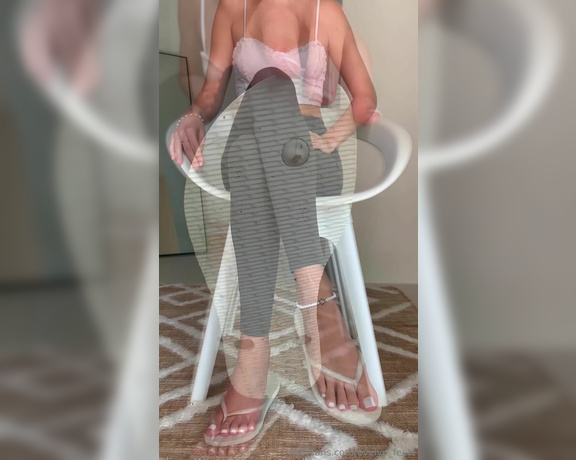 Goddess Evelyn aka Evelyn_feett Onlyfans - Joi sensual  Your girlfriend wasn’t home, so you were left alone with her best friend, you were