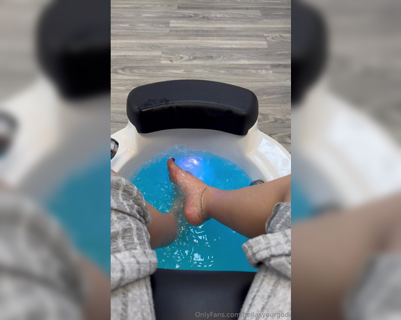 BellaYourgod aka Bellasyourgod OnlyFans - Wow my feet definitely needed that pedicure!! What colour do you think i got 1