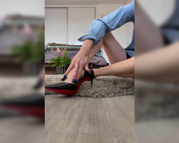 Bornroyal_feet aka Bornroyal_feet OnlyFans - Part one I notice that you are looking at my closed toe pumps I ask if you like shoes or bare feet