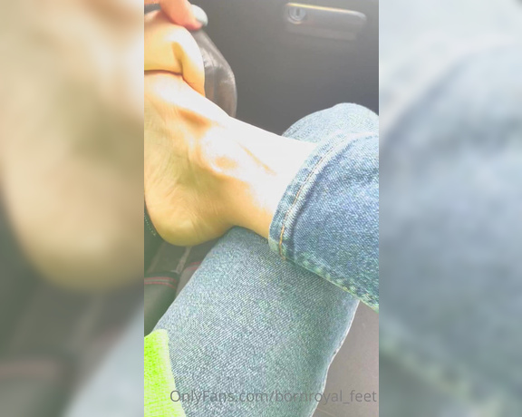 Bornroyal_feet aka Bornroyal_feet OnlyFans - I like to tease you when you drive I like to make you horny with my feet Don’t take your eyes off