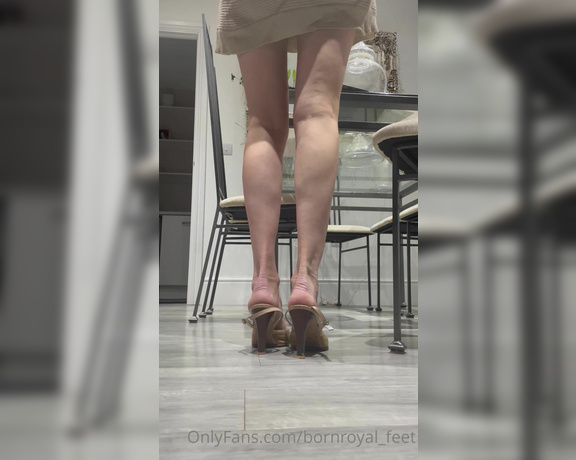 Bornroyal_feet aka Bornroyal_feet OnlyFans - Over 4 minutes of mules video with dangling, touching, rubbing, teasing and JOI