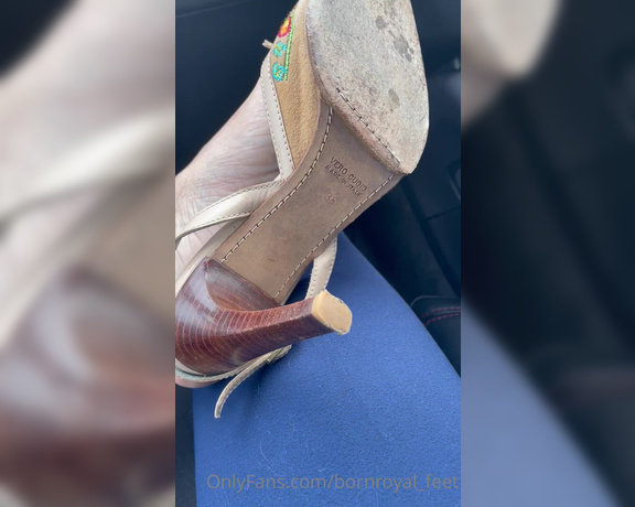 Bornroyal_feet aka Bornroyal_feet OnlyFans - Cleaning my sole, well between my wrinkles, still teasing my driver…he deserves just to watch and