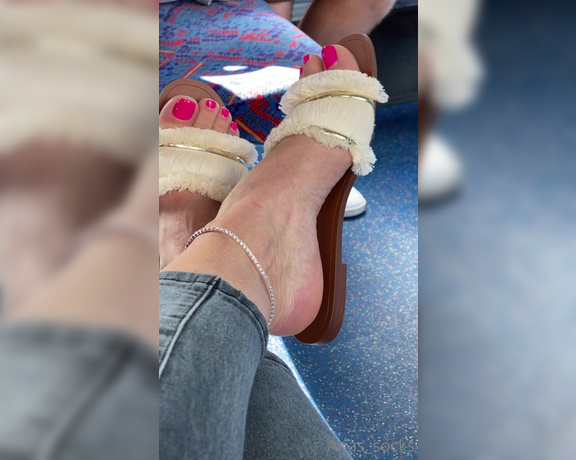 Anas_socks aka Anas_socks OnlyFans - London is too hot today to wear socks SANDALS LOVERS some bare feet dangle on the bus for you