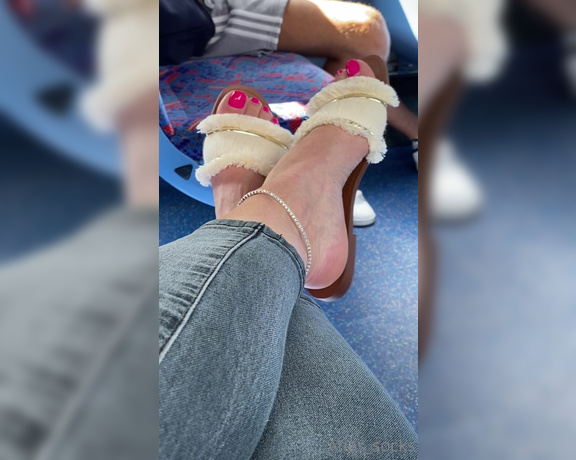 Anas_socks aka Anas_socks OnlyFans - London is too hot today to wear socks SANDALS LOVERS some bare feet dangle on the bus for you