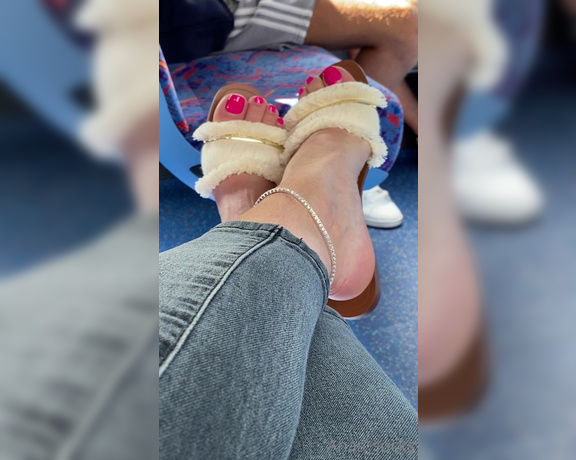 Anas_socks aka Anas_socks OnlyFans - London is too hot today to wear socks SANDALS LOVERS some bare feet dangle on the bus for you