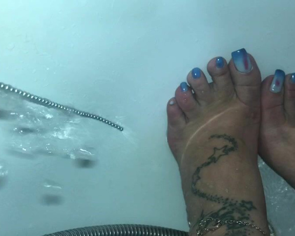 Latina Marina aka Latinamarina OnlyFans - Colour changing nails Tell me what you like Are you feeling Blue Or are you feeling pearly white