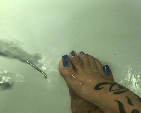 Latina Marina aka Latinamarina OnlyFans - Colour changing nails Tell me what you like Are you feeling Blue Or are you feeling pearly white