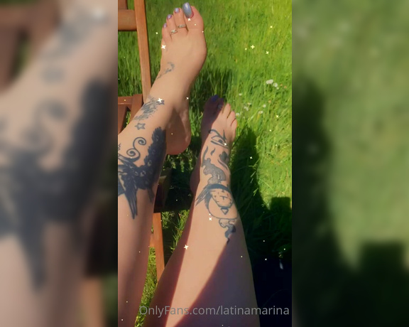 Latina Marina aka Latinamarina OnlyFans - Sc only lets you record for a min a time s here’s 3mini clips of me feets chilling int garden for 3