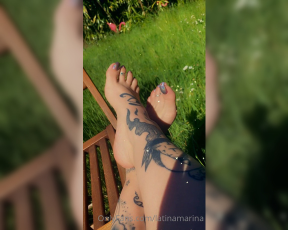 Latina Marina aka Latinamarina OnlyFans - Sc only lets you record for a min a time s here’s 3mini clips of me feets chilling int garden for 1