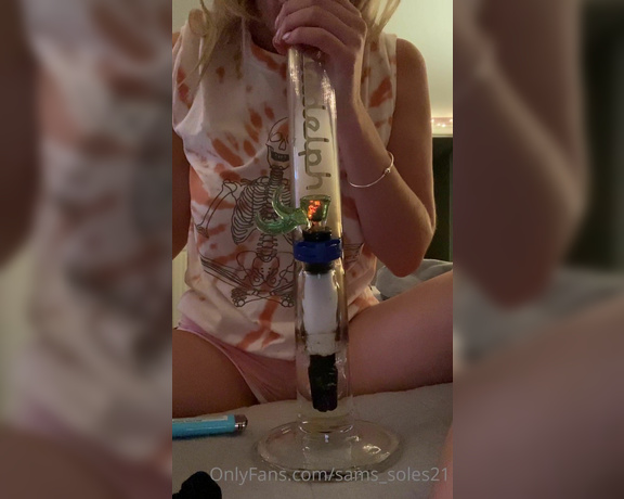 Sam Soles aka Sams_soles21 OnlyFans - There’s nothing sexual going on here but we have a fair amount of stoners so join me for a bong rip