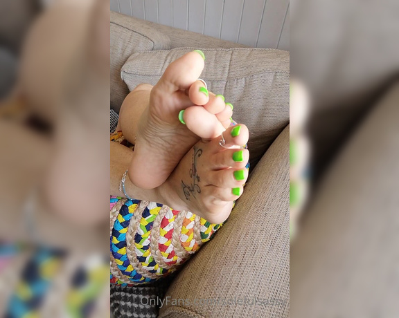 Solefulsassy aka Solefulsassy OnlyFans - Putting you in a trance with my long toes!