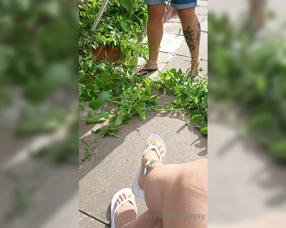 Solefulsassy aka Solefulsassy OnlyFans - A spot of weeding with @madsoles 1 well Im just watching and dangling!