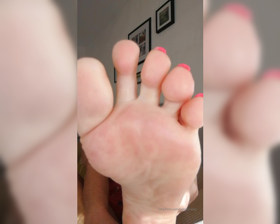 Solefulsassy aka Solefulsassy OnlyFans - Get your tongue in between those toes!