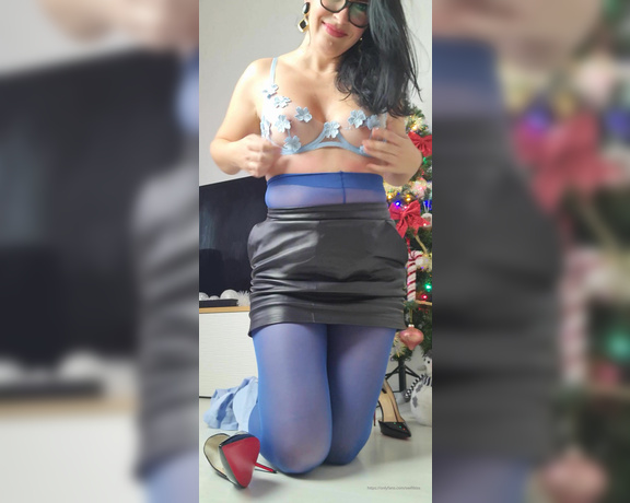 Swift Kiss aka Swiftkiss OnlyFans - Im bossy and I know your weakness Its so amusing to know that you are jerking off to my nylon