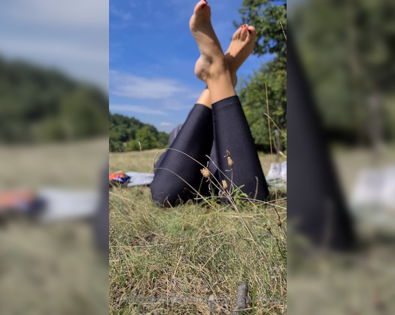 Swift Kiss aka Swiftkiss OnlyFans - Happy foot fetish Friday finished work earlier and went outside the city to enjoy the sunshine