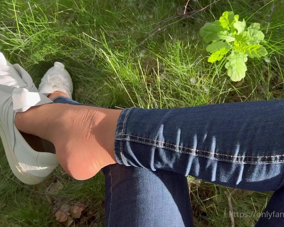 Swift Kiss aka Swiftkiss OnlyFans - My feet are so sweaty today, it’s so hot