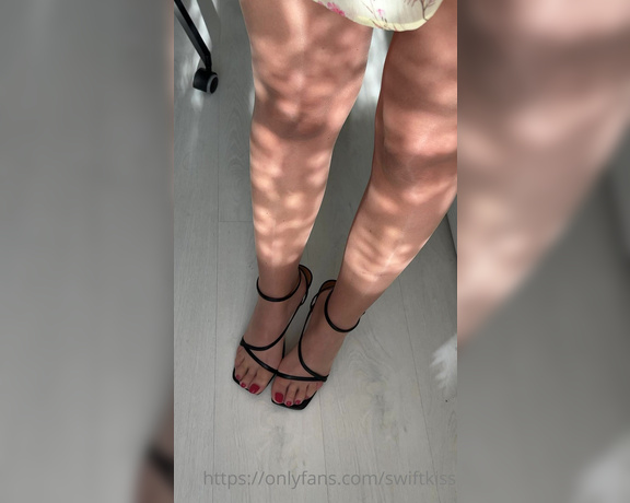 Swift Kiss aka Swiftkiss OnlyFans - Who wants to cum all over my shiny pantyhose