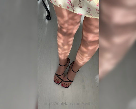 Swift Kiss aka Swiftkiss OnlyFans - Who wants to cum all over my shiny pantyhose