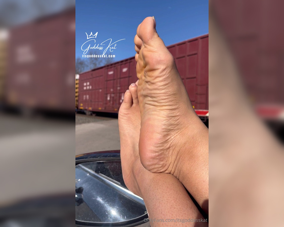 Goddess Kat aka Itsgoddesskat OnlyFans - Toe wiggles while I wait for the train to pass