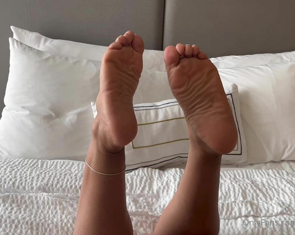 Goddess Kat aka Itsgoddesskat OnlyFans - The pose is my favorite It’s the face and the feet for