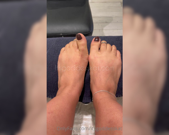 Goddess Kat aka Itsgoddesskat OnlyFans - My new pedi! Onlyfans gets to see first What do you think