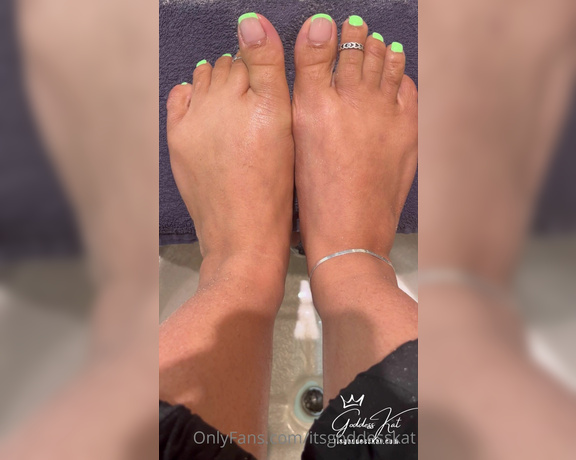 Goddess Kat aka Itsgoddesskat OnlyFans - My new pedi has your mouth watering