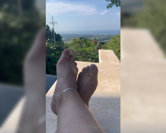 Goddess Kat aka Itsgoddesskat OnlyFans - This view and my wiggling toes … it’s giving paradise