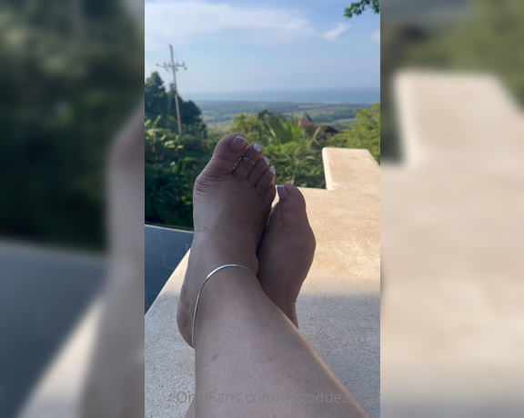 Goddess Kat aka Itsgoddesskat OnlyFans - This view and my wiggling toes … it’s giving paradise