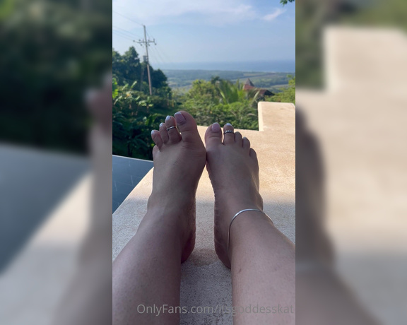 Goddess Kat aka Itsgoddesskat OnlyFans - This view and my wiggling toes … it’s giving paradise