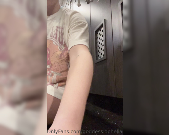 Goddess Ophelia aka Goddessophelia OnlyFans - Snuck a quick vid in the packed gym locker room