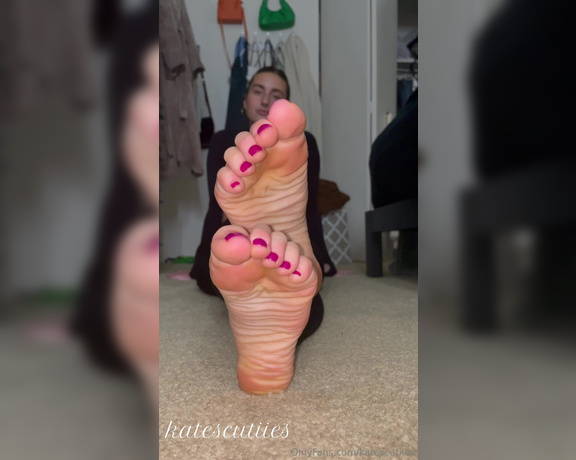 Goddess Kate aka Katescutiies OnlyFans - Toe wiggles (with sound this time) the background noise wasn’t as bad as I thought