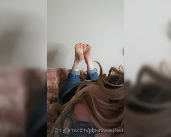 PiperSweetfeet aka Pipersweetfeet OnlyFans - Story time! Im in The Pose telling you the story about my first foot experience