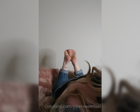 PiperSweetfeet aka Pipersweetfeet OnlyFans - Story time! Im in The Pose telling you the story about my first foot experience