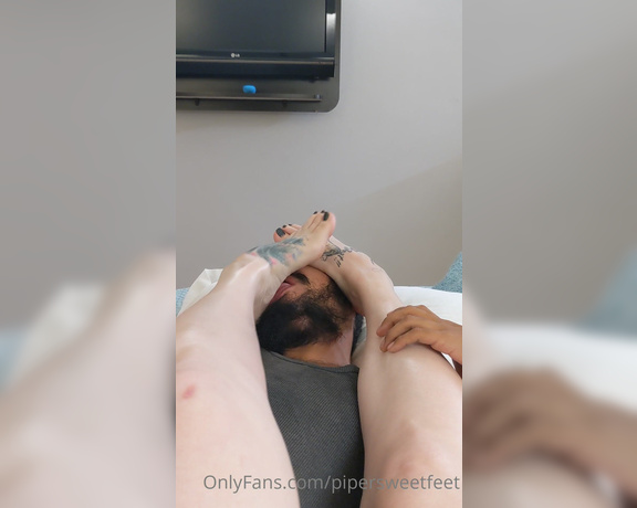 PiperSweetfeet aka Pipersweetfeet OnlyFans - A little smelly foot worship