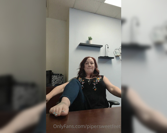 PiperSweetfeet aka Pipersweetfeet OnlyFans - Im going to start making content again, sorry I suck! Heres me at work teasing you from my desk