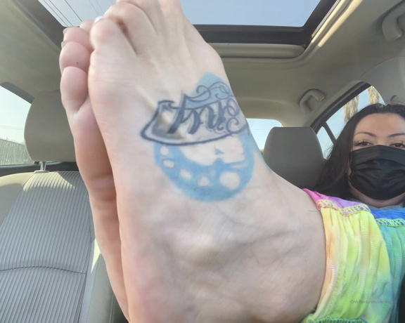 Servingbarefeet aka Servingfet OnlyFans - Oh it gets better