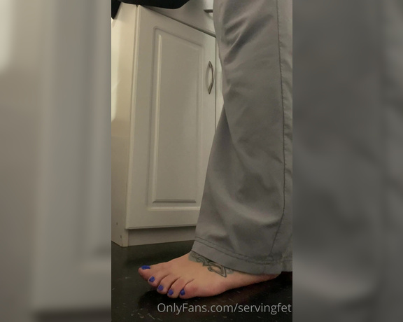 Servingbarefeet aka Servingfet OnlyFans - Lay on the floor peeping my sweaty soles as I get dressed for my work out