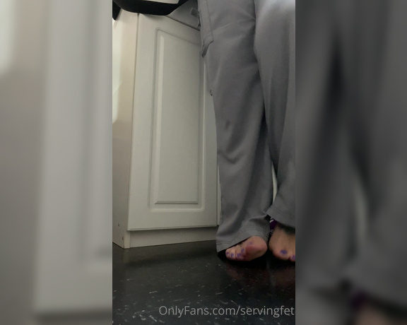 Servingbarefeet aka Servingfet OnlyFans - Lay on the floor peeping my sweaty soles as I get dressed for my work out