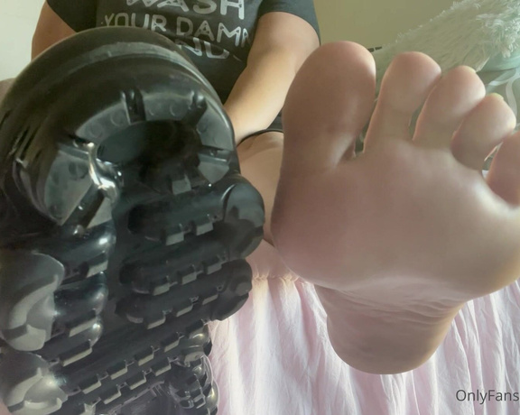 Servingbarefeet aka Servingfet OnlyFans - Fresh pedi soft soles