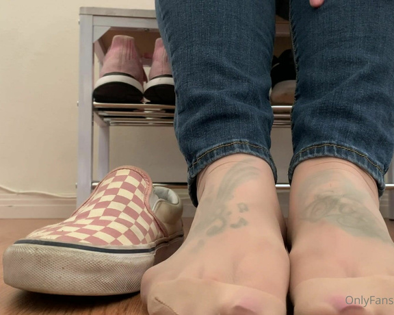 Servingbarefeet aka Servingfet OnlyFans - My nylon bitch pays while y’all enjoy