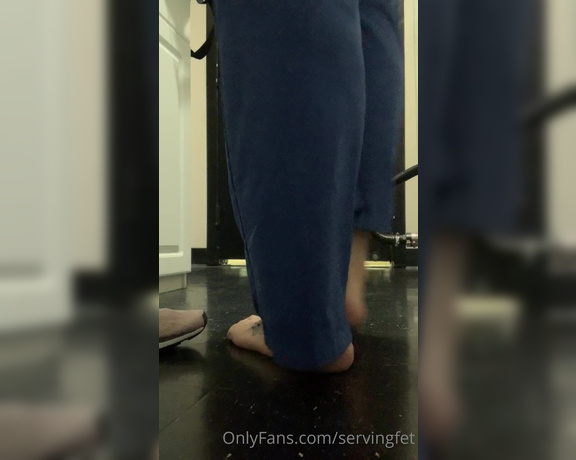 Servingbarefeet aka Servingfet OnlyFans - Wouldn’t you like to be a sneaky bug on the floor peeping from the corner The best seat in the hou
