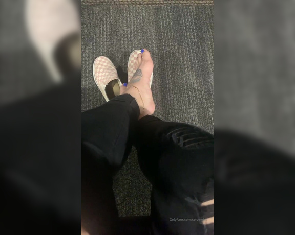 Servingbarefeet aka Servingfet OnlyFans - Missed my airport live on IG Check it out ! Sweaty stinky public airport display