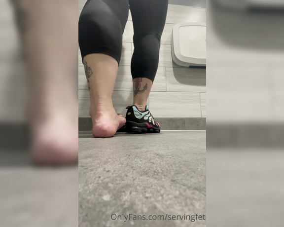 Servingbarefeet aka Servingfet OnlyFans - Sweaty Saturday ! Fresh off work they were already stinky … Then straight to the gym ! That poor