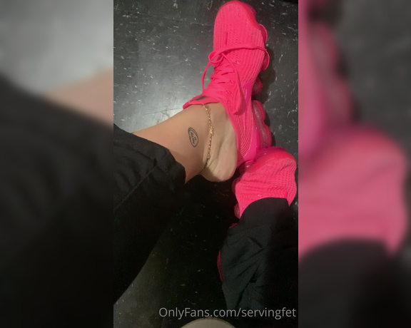 Servingbarefeet aka Servingfet OnlyFans - Sweaty