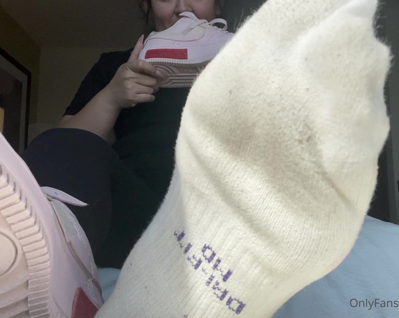 Servingbarefeet aka Servingfet OnlyFans - Sweaty stinky sock removal after 24 hours!! Woulda ya could ya DARE !