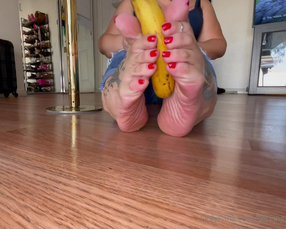 Servingbarefeet aka Servingfet OnlyFans - My toe grip is insane ! Lmk what I think if you’ve ever experienced it !!!