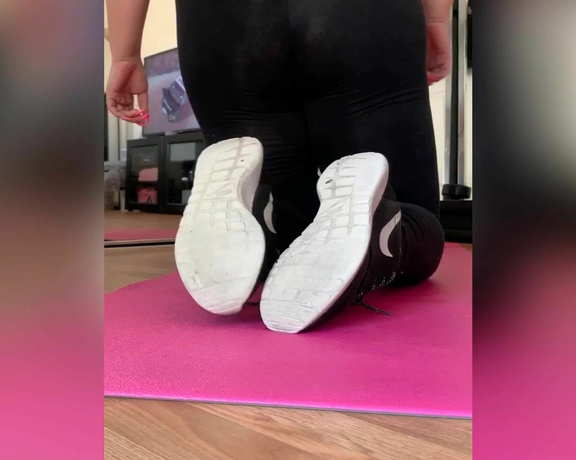 Servingbarefeet aka Servingfet OnlyFans - Rise & SHINE workout weds in full effect