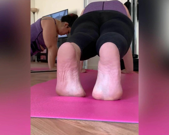 Servingbarefeet aka Servingfet OnlyFans - Rise & SHINE workout weds in full effect